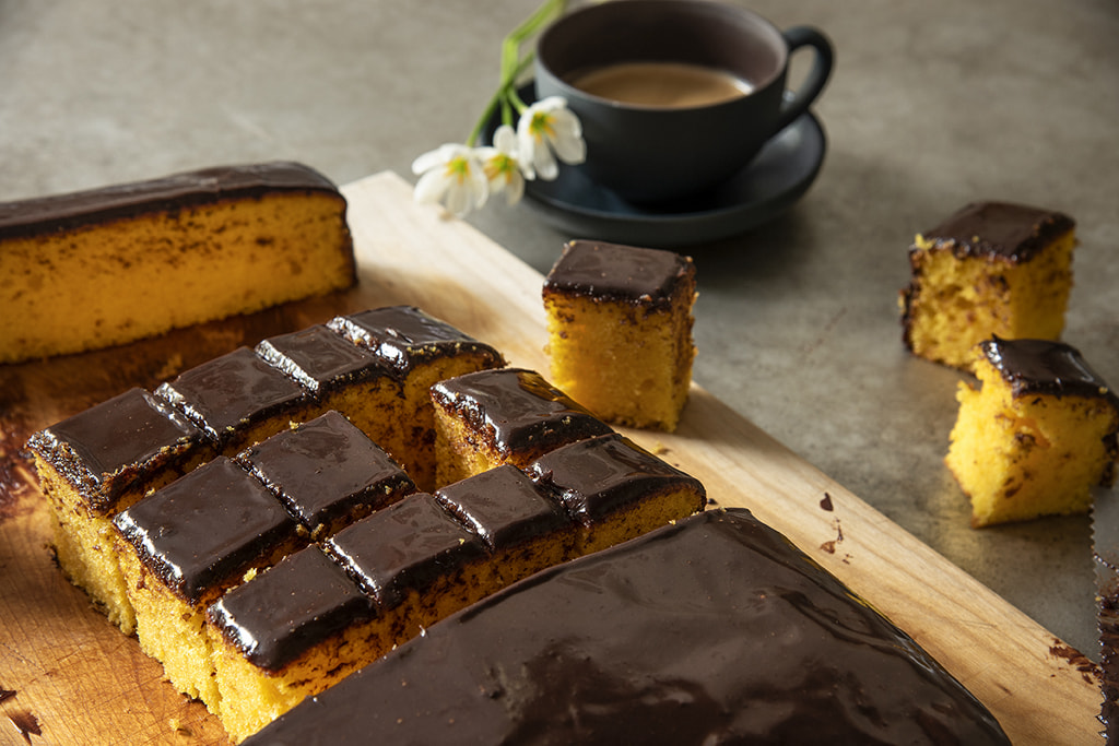 BOLO DE CENOURA COM COBERTURA DE CHOCOLATE